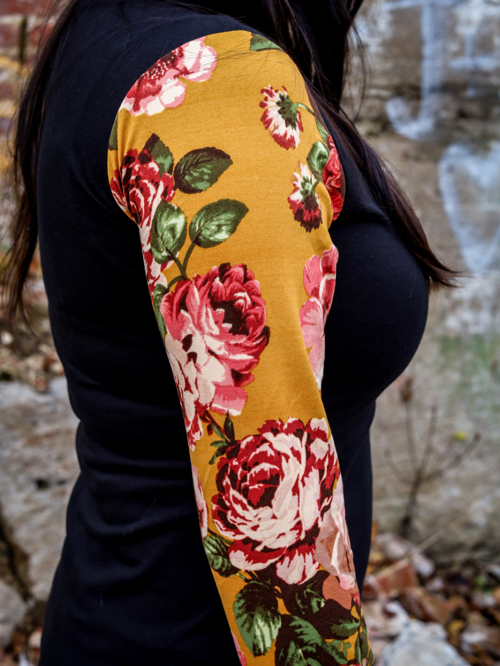 Robe Sophie - Noir, manches fleurs roses sur fond jaune