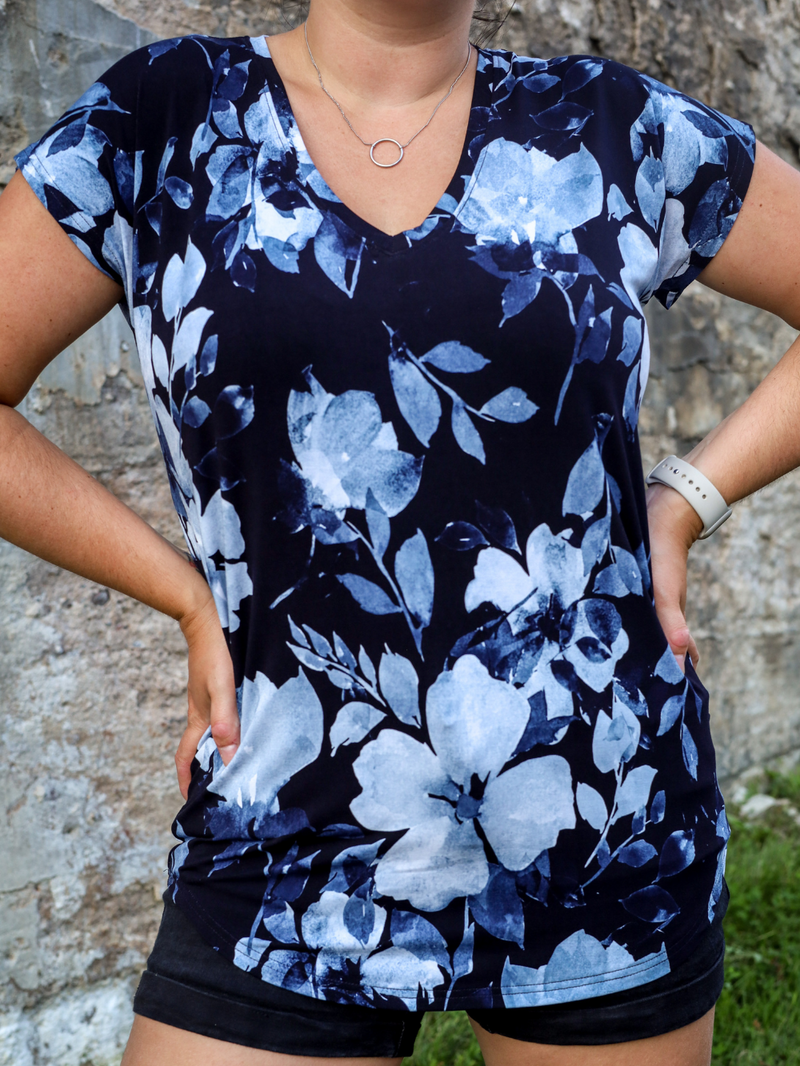 Chandail Kim, col en v, manches courtes - Fleurs bleues