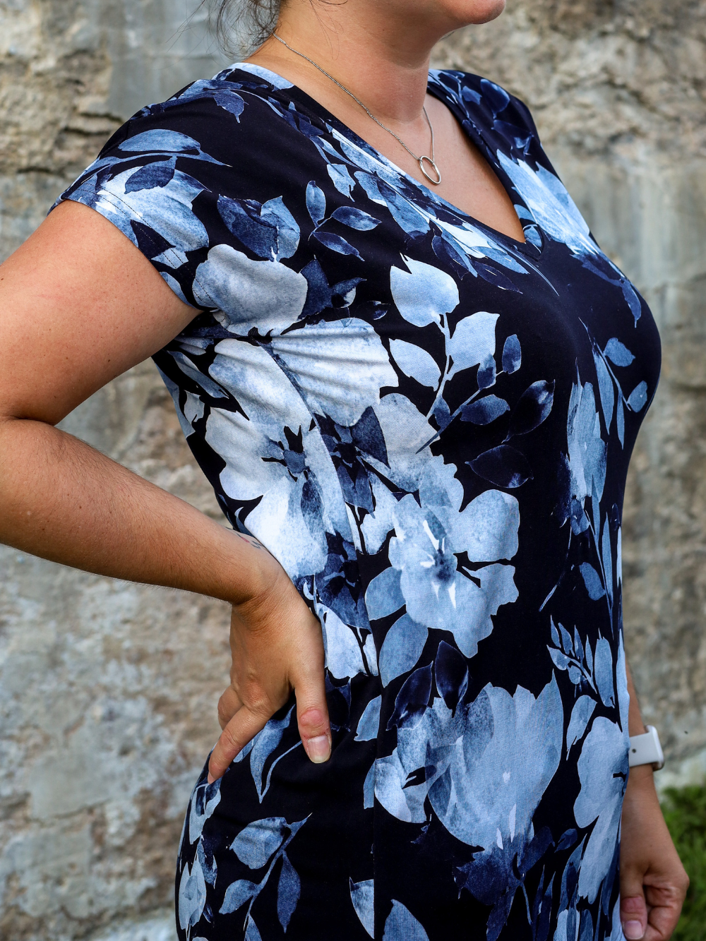 Chandail Kim, col en v, manches courtes - Fleurs bleues