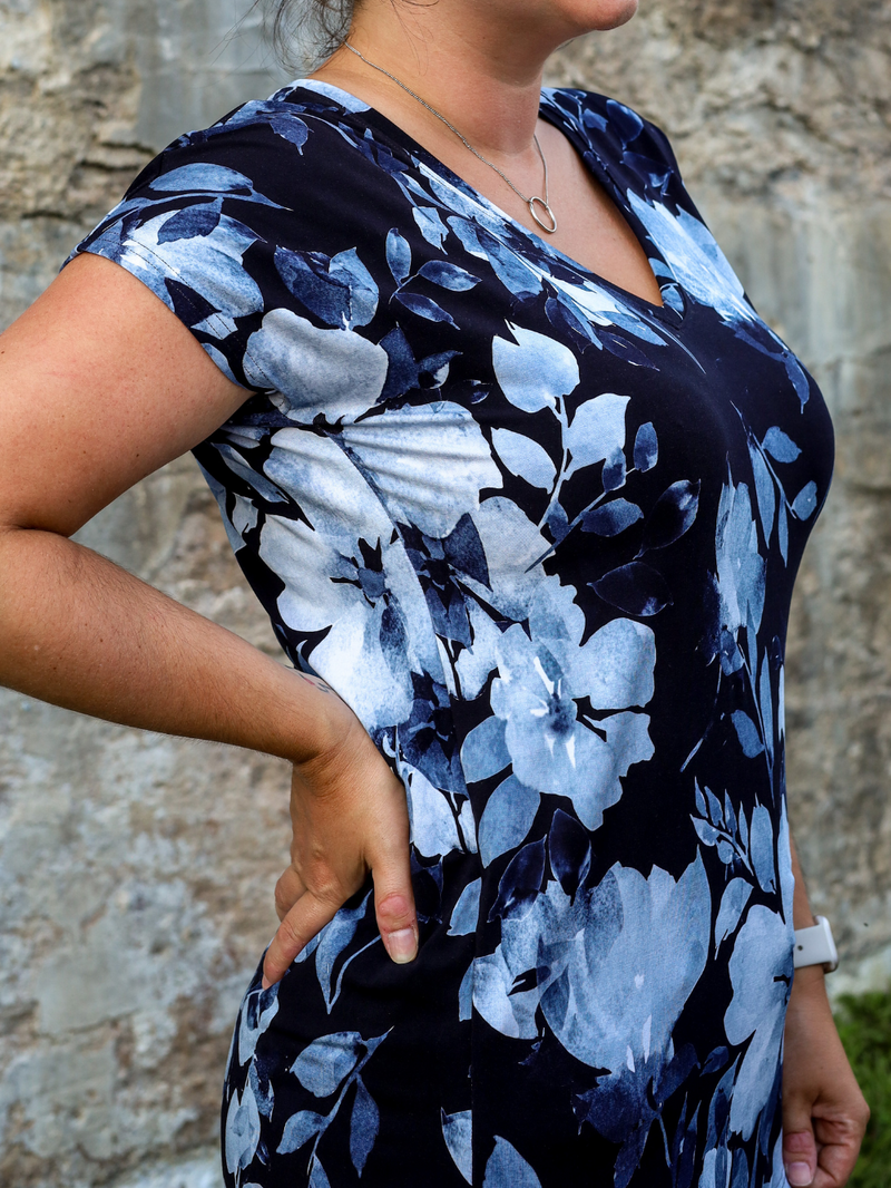 Chandail Kim, col en v, manches courtes - Fleurs bleues