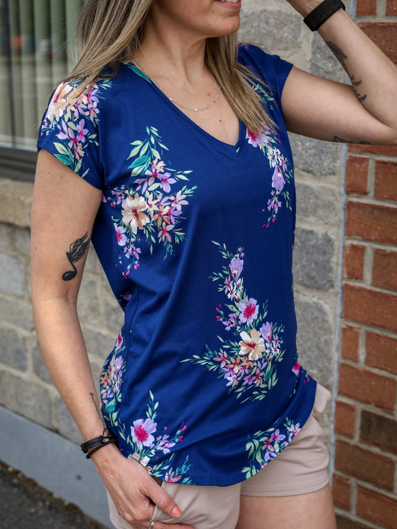 Chandail Kim, col en v, manches courtes - Fleurs mauves sur fond marine
