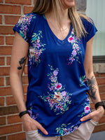 Chandail Kim, col en v, manches courtes - Fleurs mauves sur fond marine