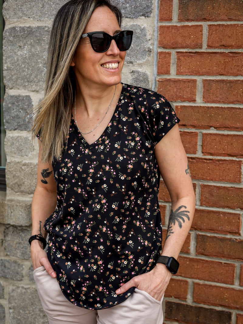 Chandail Kim, col en v, manches courtes - Petites fleurs roses et oranges sur fond noir