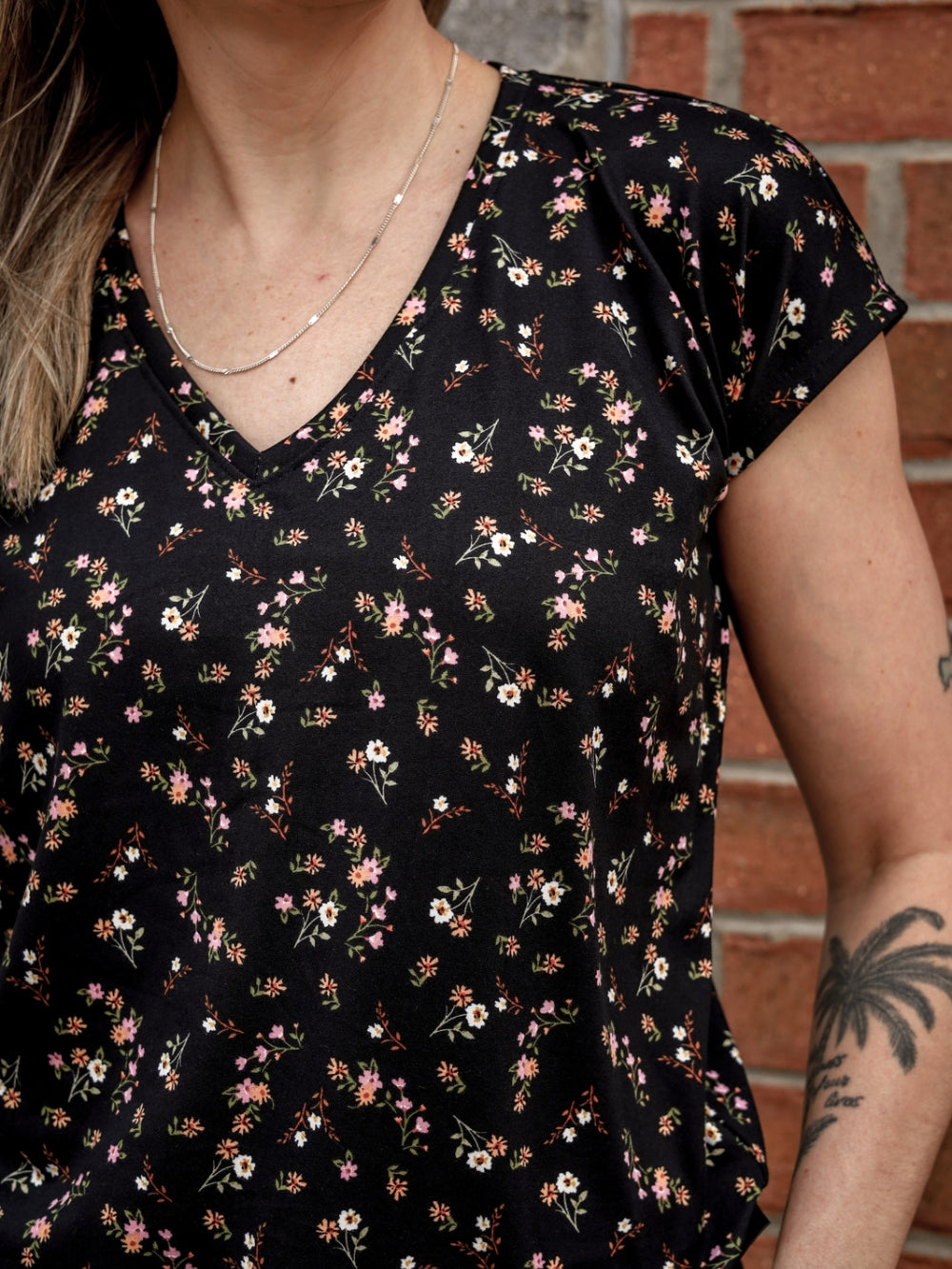 Chandail Kim, col en v, manches courtes - Petites fleurs roses et oranges sur fond noir