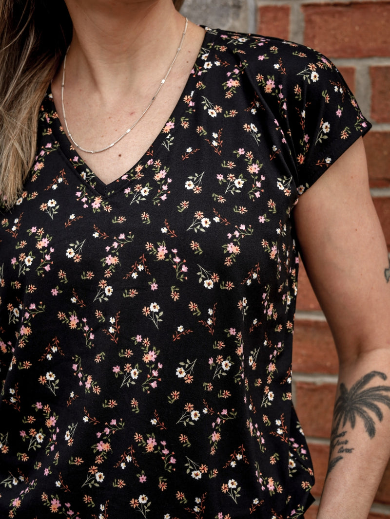 Chandail Kim, col en v, manches courtes - Petites fleurs roses et oranges sur fond noir