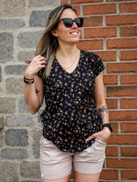 Chandail Kim, col en v, manches courtes - Petites fleurs roses et oranges sur fond noir