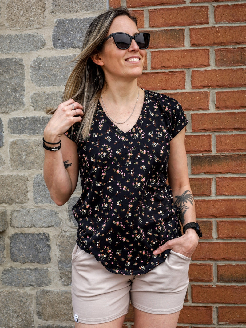 Chandail Kim, col en v, manches courtes - Petites fleurs roses et oranges sur fond noir