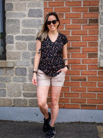 Chandail Kim, col en v, manches courtes - Petites fleurs roses et oranges sur fond noir