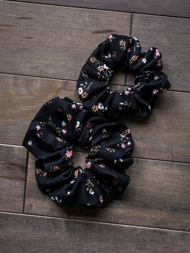 Choux élastique FPUM - Petites fleurs roses et oranges sur fond noir