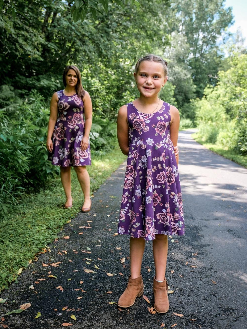 Robe Abi (enfant) - Fleurs blush sur fond prune