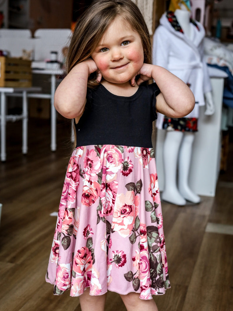 Robe Abi (enfant) - Haut noir, jupe fleurs roses sur fond rose