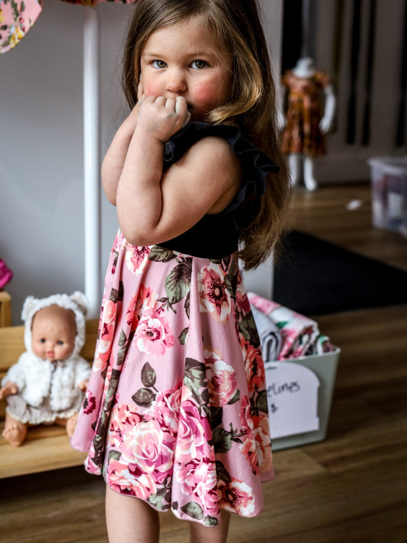 Robe Abi (enfant) - Haut noir, jupe fleurs roses sur fond rose