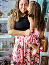 Robe Abi (enfant) - Haut noir, jupe fleurs roses sur fond rose