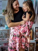 Robe Abi (enfant) - Haut noir, jupe fleurs roses sur fond rose