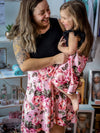 Robe Abi - Haut noir, jupe fleurs roses sur fond rose