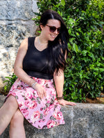 Robe Abi - Haut noir, jupe fleurs roses sur fond rose