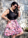 Robe Abi - Haut noir, jupe fleurs roses sur fond rose