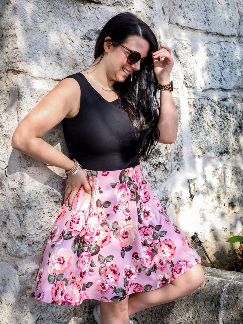 Robe Abi - Haut noir, jupe fleurs roses sur fond rose