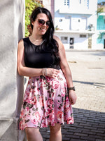 Robe Abi - Haut noir, jupe fleurs roses sur fond rose