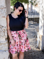 Robe Abi - Haut noir, jupe fleurs roses sur fond rose