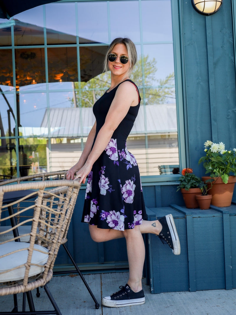 Robe Abi - Haut noir, jupe fleurs mauves sur fond noir