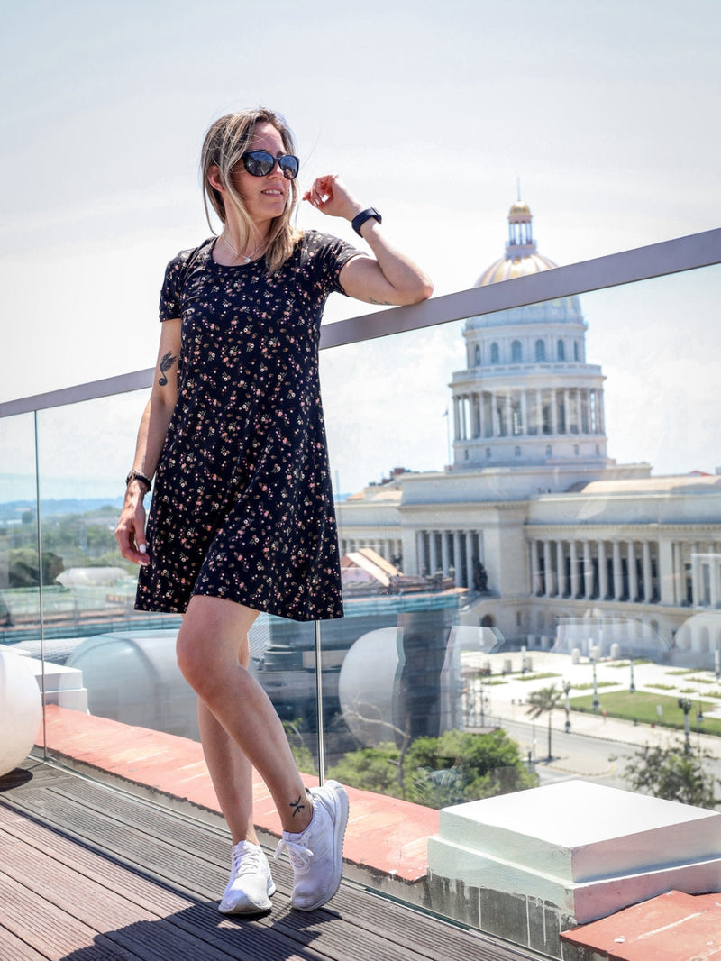 Robe Julie, manches courtes - Petites fleurs oranges et roses sur fond noir