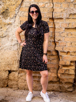 Robe Julie, manches courtes - Petites fleurs oranges et roses sur fond noir