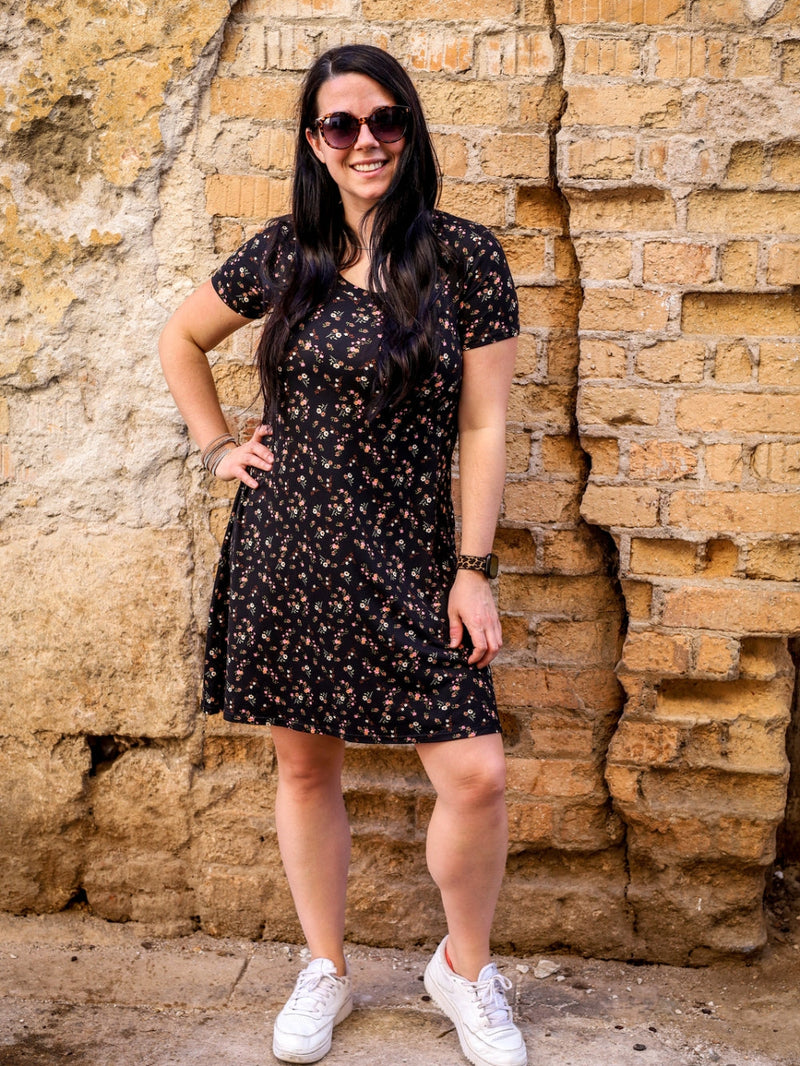 Robe Julie, manches courtes - Petites fleurs oranges et roses sur fond noir