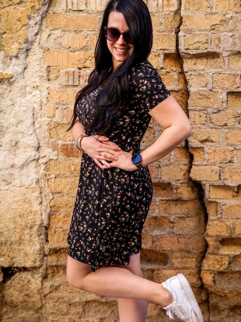 Robe Julie, manches courtes - Petites fleurs oranges et roses sur fond noir