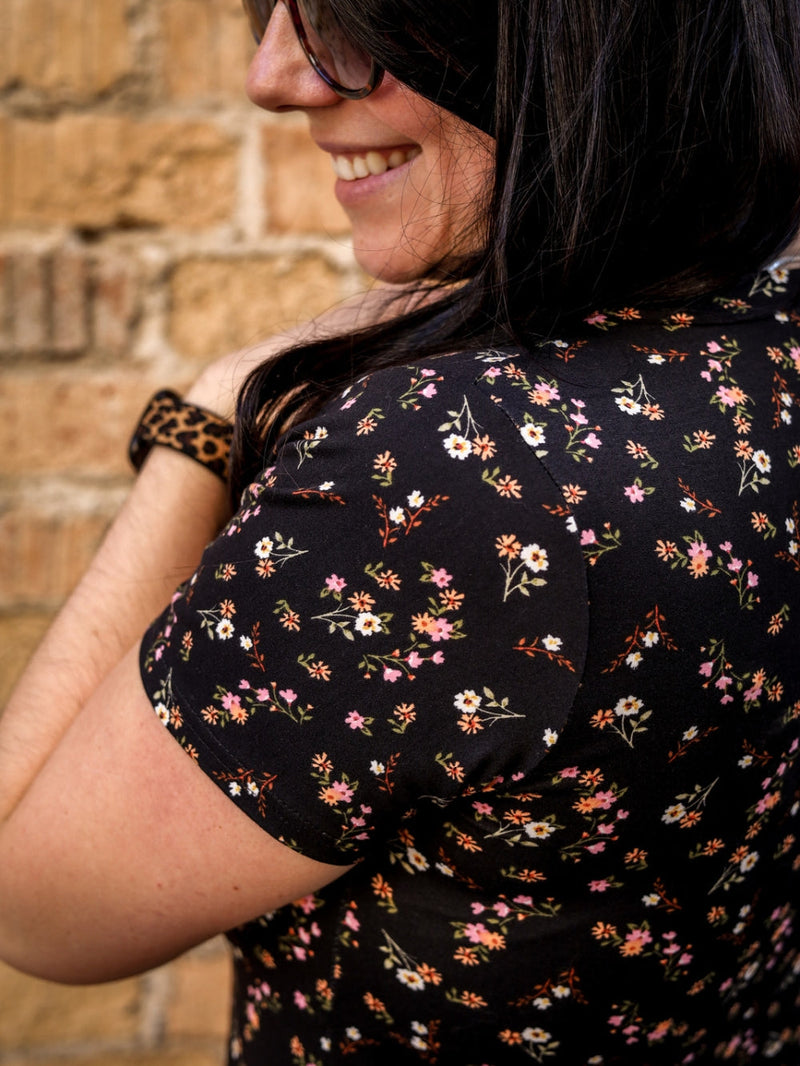 Robe Julie, manches courtes - Petites fleurs oranges et roses sur fond noir