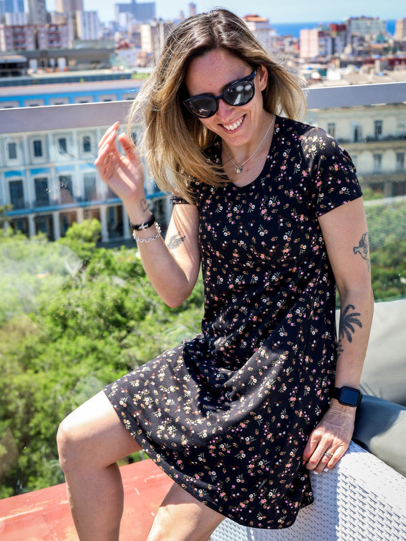 Robe Julie, manches courtes - Petites fleurs oranges et roses sur fond noir