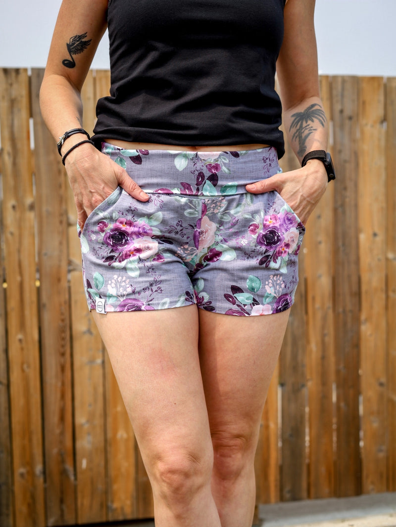 Short Linda -  Grosses fleurs roses et mauves sur fond gris