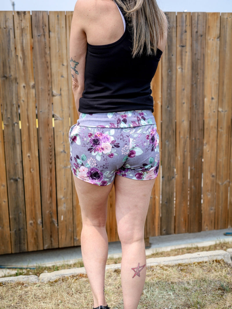 Short Linda -  Grosses fleurs roses et mauves sur fond gris