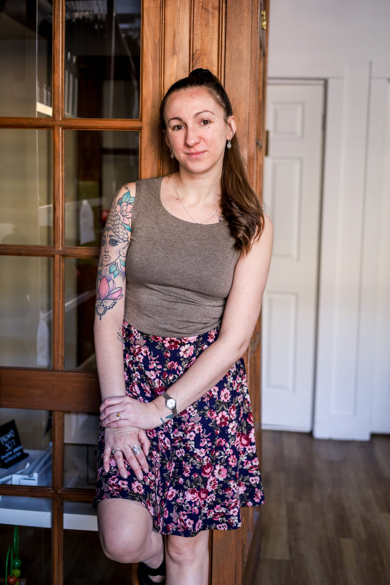 Robe Abi - Haut olive chiné, jupe fleurs rosebrown sur fond marine