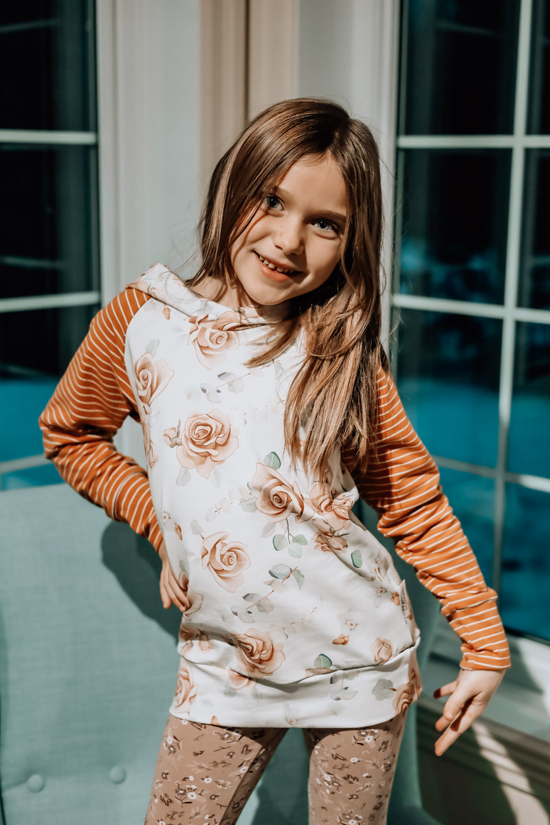 Hoodie Charlie - Fleurs caramel sur fond blanc, manches rayé caramel