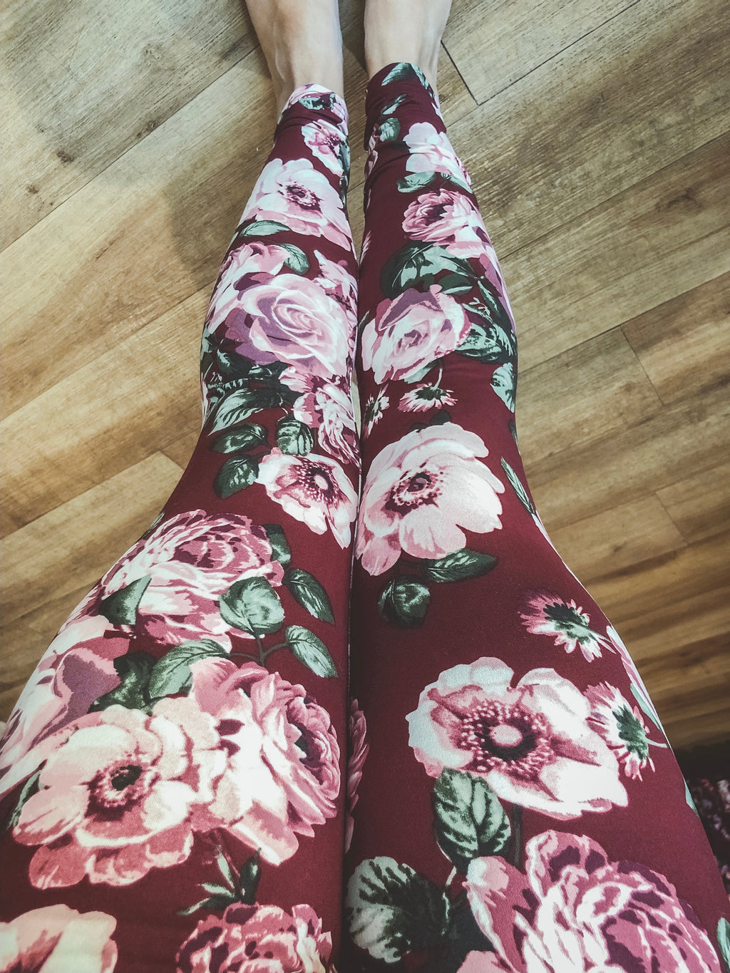 Leggings en "brushed poly" polyester/spandex grosses fleurs roses fond bourgogne - Fait par une maman